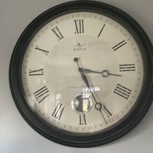 Clock that works completely fine, comment if you want it , come with batteries